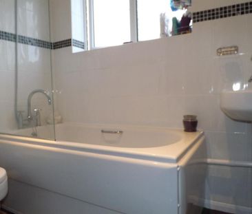 2 bedroom end of terrace house to rent - Photo 4
