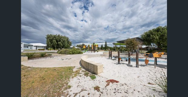 Low maintenance and modern - Photo 1