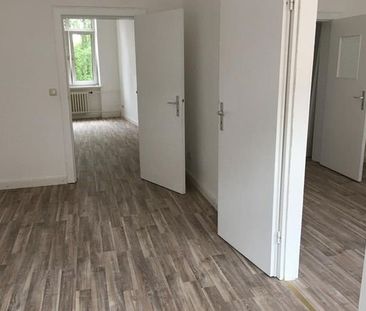 Schick sanierte 3-Zimmerwohnung mit EBK und LaminatfuÃboden zu vermieten! - Photo 1