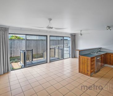 Beautifully Updated Townhouse Moments from Oxford Street!! - Photo 3