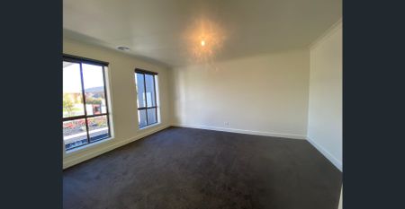 Spacious 4 bedroom Home in Quiet Street - Photo 3