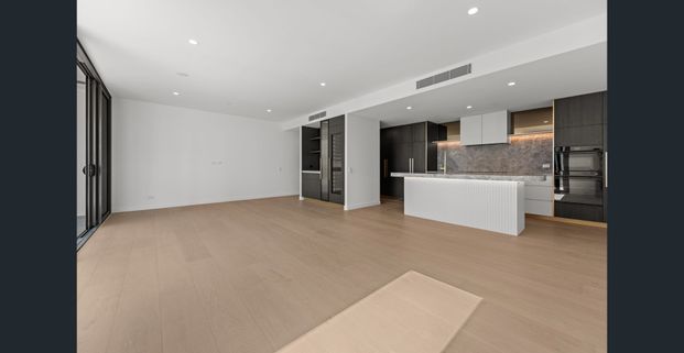 Elegant & Brand New Half Floor 3 Bedroom Luxury Coastal Apartment - Photo 1