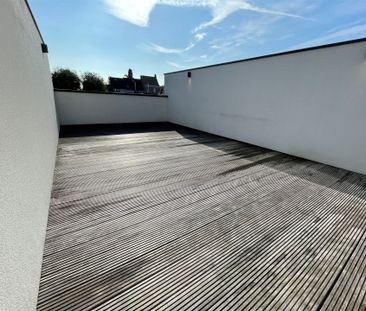 PRACHTIG DUPLEX APPARTEMENT (102m²) MET 1 SLAAPKAMER, TERRAS, AUTOS... - Photo 2