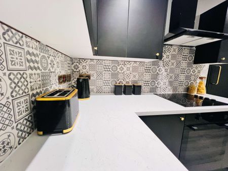 Stunning Property in Central Ipswich - St Helens Street Bedroom 6 - Photo 4