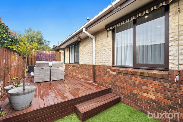RENOVATED SPACIOUS 2 BEDROOM UNIT WITH TWO LIVING AREAS - Photo 1