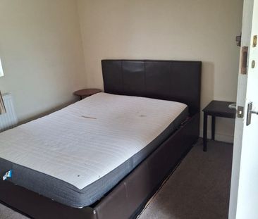 Room in a Shared House, Charter Crescent, TW4 - Photo 3
