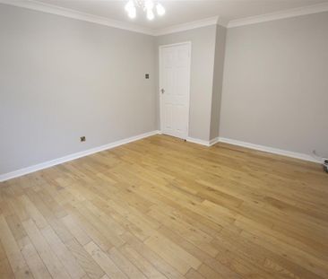 3 Bedroom House - Mid Terrace To Let - Photo 3