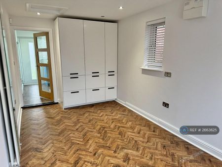 4 bedroom detached house to rent - Photo 4