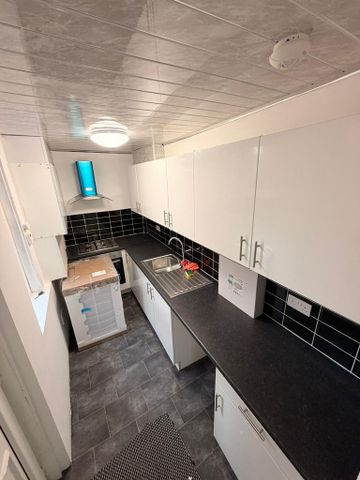 4 bedroom terraced house to rent - Photo 4