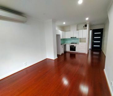 A perfect family home offering convenience and contemporary flare! - Photo 4