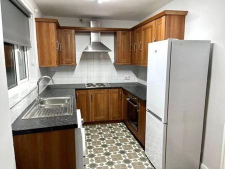 Partly Furnished 2 Bedroom Terrace - Photo 5