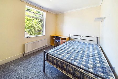 4 bedroom House To Let - Photo 5