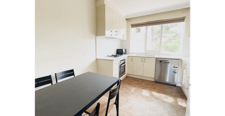 Fully furnished Large 3 bedroom unit wirh Central Heating + 2x aircons and undercover parking in Vibrant Elsternwick Right next to the station. - Photo 5