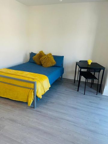 1 bedroom in a house share to rent - Photo 3