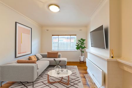 Art Deco Ground Floor Apartment in a Prime Position - Photo 4