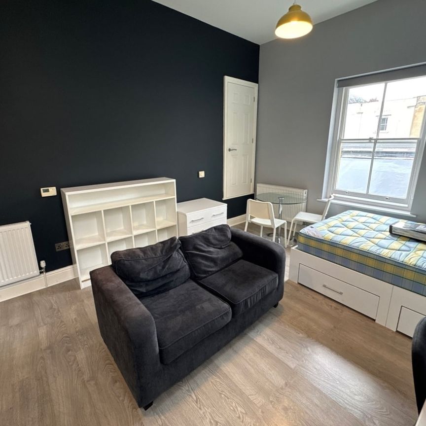 Studio Flat, Whiteladies Road, BS8 - Photo 1