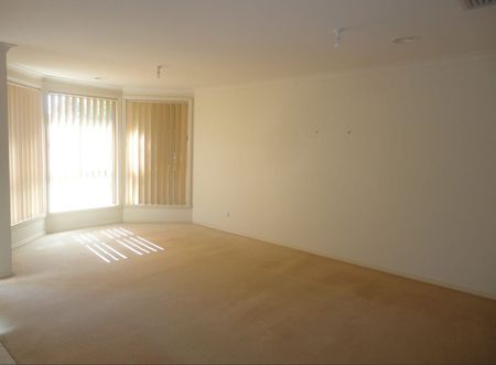 Spacious and Modern Living at 13 Royal Place, South Morang - Photo 3