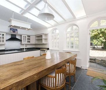 A beautiful, three bedroom, ground floor, period conversion located on Madeley Road. - Photo 1