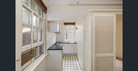 Renovated, sunlit top-floor home in garden complex Palm Court - Photo 4