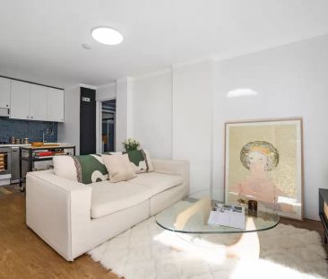 Generous one-bedder in a convenient location - Photo 3