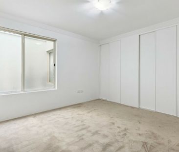 MODERN TWO-STOREY LIVING IN A GREAT MANDURAH LOCATION - Photo 4