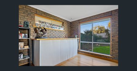 Spacious Family Home with Flexible Floorplan! - Photo 5