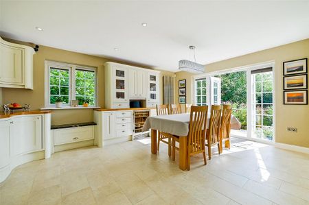 5 bedroom detached house to rent - Photo 2