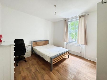 1 bedroom in a house share to rent - Photo 2