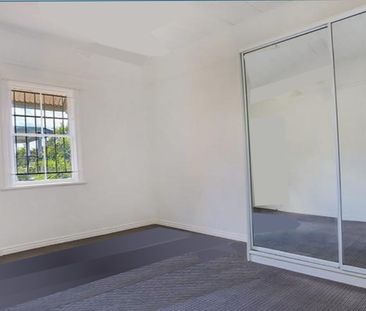 Lovely Three Bedroom Two Bath Two Car Springhill Cottage for Rent - Photo 2