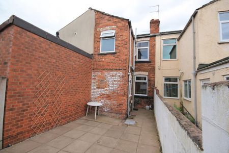 2 bedroom terraced house to rent - Photo 2