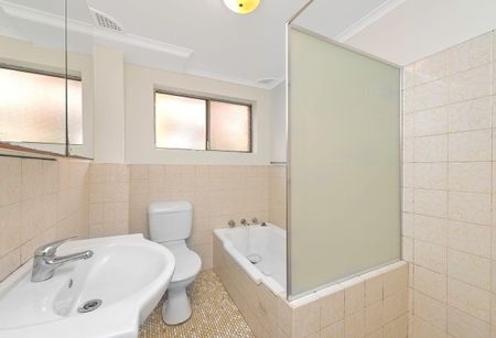 Ideal location and ready to move in First-Floor 2 bedrooms unit - Photo 5
