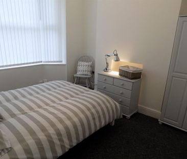 3 bedroom Flat To Let - Photo 3