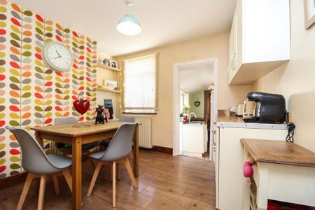 2 bedroom end of terrace house to rent - Photo 2