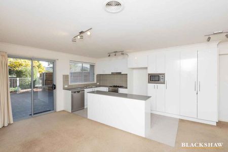 Modern Two-Story Townhouse In Prime Woden Location - Photo 4
