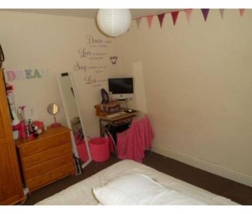 5 BEDS SEMI DETACHED HOUSE IN FANTASTIC LOCATION - Photo 4