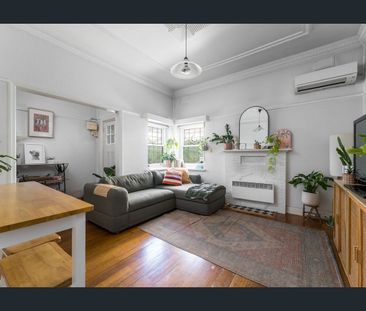 OPPOSITE CAULFIELD PARK! - Photo 6