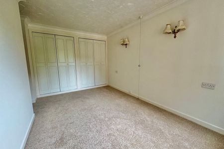 Lyndhurst Court - Photo 4