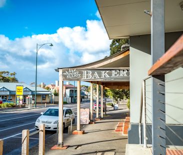 Open the Door To Character and Small Town Atmosphere - Photo 4