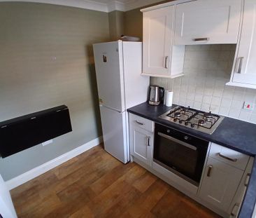 2 bedroom end of terrace house to rent - Photo 2