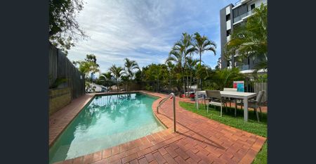 Lift access to your door + FULL city views! - Photo 2