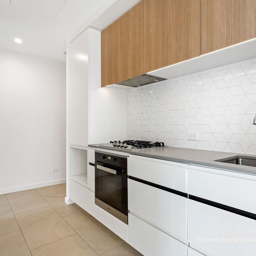 Contemporary Bright and Airy 2 Bedroom Apartment - Photo 1