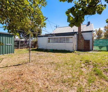 Charming 3-Bedroom Home in Prime West Footscray Location – Off-Stre... - Photo 2