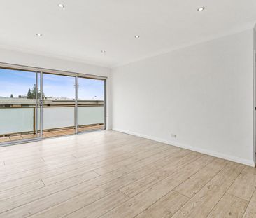 Top floor north facing apartment - Photo 1