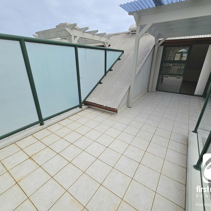 Modern Terrace Home in a Convenient Location - Photo 1