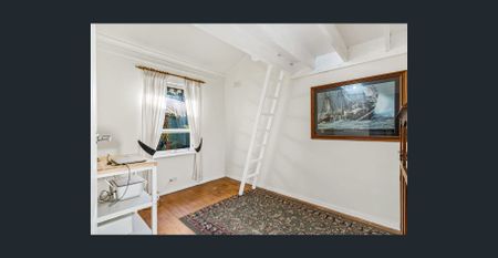 Classic charm and modern updates - Photo 2