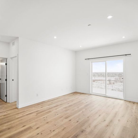 Cosmo: Wood – 1800 Leila, Winnipeg, MB - Photo 1