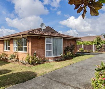 Sunny Two bedroom – Great Location! - Photo 5