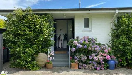 Private Single-Level Townhouse in Top Location - Photo 5