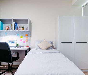 A large studio apartment equipped with a separate bathroom and kitc... - Photo 6