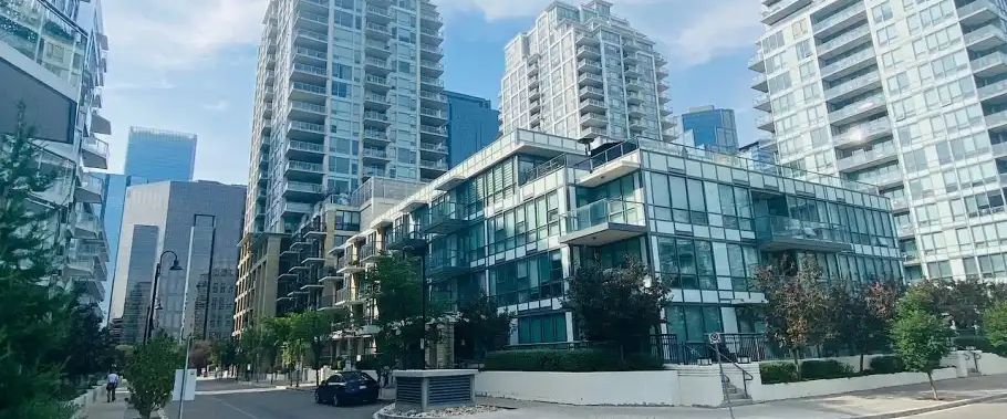 Beautiful 1 Bed Downtown Waterfront Condo | 411 - 51 Waterfront Mews SW, Calgary - Photo 1